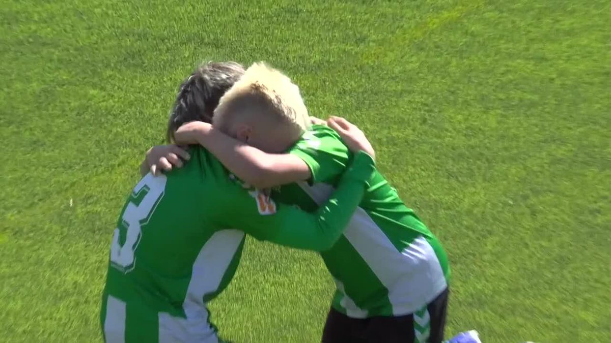 PASIÓN. EMOCIÓN. ILUSIÓN. EL FÚTBOL ES ESTO 🥹 Los niños del Betis rompen a llorar con su familias tras proclamarse campeones del mundo ❤️ Real Betis Cantera #LALIGAFCFUTURES