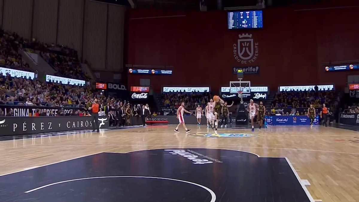 Aquí la enésima prueba de que el baloncesto se inventó para que un día jugara a esto MARCELO TIEPPO HUERTAS. ¡LA QUE HA METIDO DESDE EL CENTRO DEL CAMPO A UNA PIERNA! ¡QUÉ LOCURAAAAAAAAA! Esto solo puede hacerlo Marcelo Huertas, La Laguna Tenerife... 🎩✨💛 📺 DAZN España | #LigaEndesa