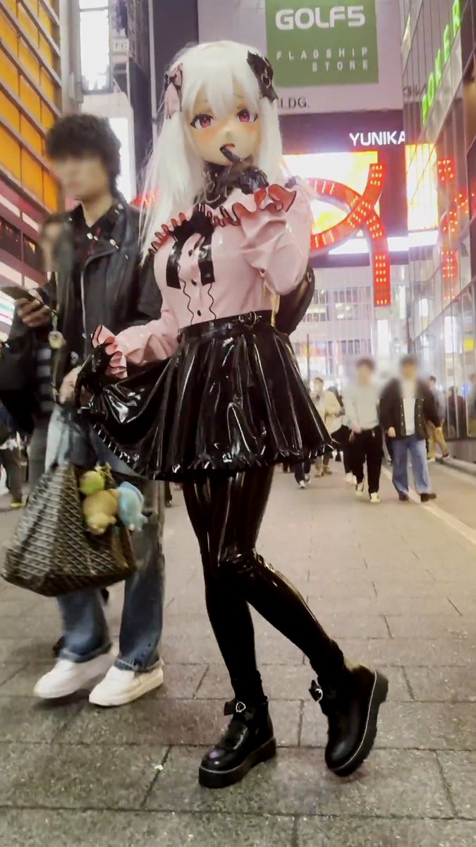 地雷系ラバーを着て銀座歌舞伎町をお散歩する泣き顔りおうちゃん😭 撮ってくれた🎥のは薫様 (Kaoru💫) 🙏