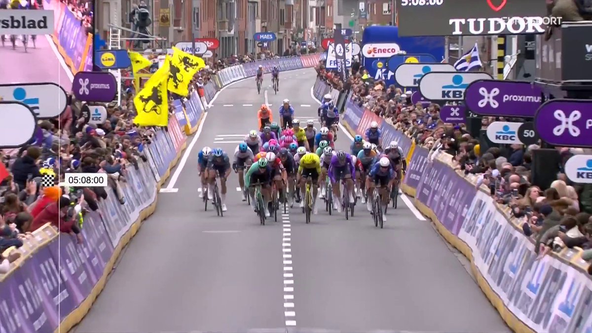 Despite an attack by Wout & Mathieu and favourable wind, we still had a bunch sprint today in Wevelgem. Maybe not a perfect leadout by Bol for Lund but Philipsen did a great sprint anyway and won. Laporte completed the podium. #IFF26