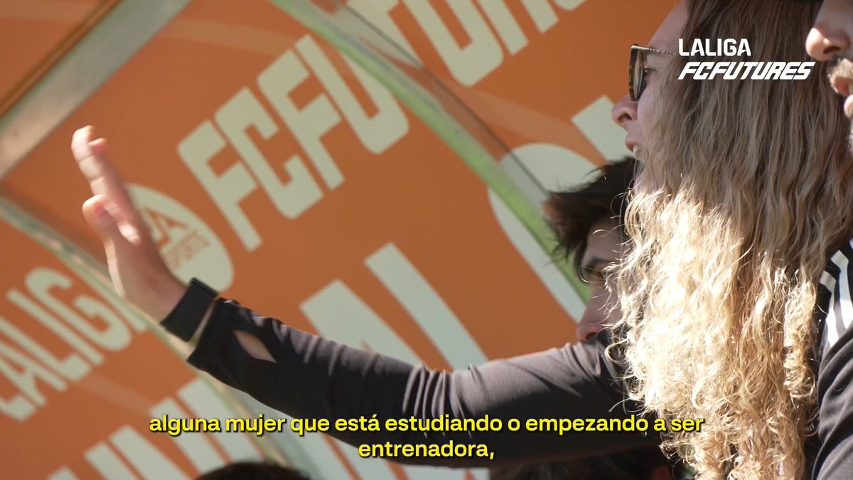 Johana Karbanová, al frente del Inter Miami CF Academy y del cambio. 🩷 En #LALIGAFCFUTURES deja una de las imágenes más significativas del torneo: una entrenadora que guía, acompaña y compite, lanzando un mensaje inspirador sobre el papel de la mujer en el fútbol.