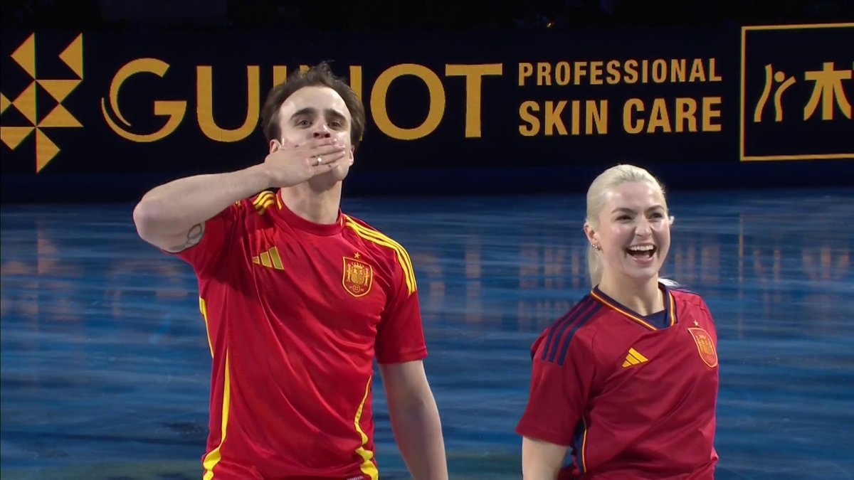 Igual van mereciendo un hueco en la convocatoria para el Mundial, @Sefutbol 🇪🇸😜 Otra exhibición de Olivia Smart y Tim Dieck en honor al fútbol español ⚽🇪🇸 tras hacer historia para el patinaje nacional ⛸️