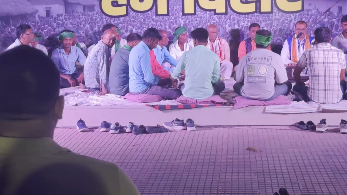 चैत्र मास में आयोजित होने वाले पारंपरिक लोक संस्कृति एवं लोक संगीत के कार्यक्रम चैता का आज आवास पर श्रद्धा और धूमधाम से आयोजन किया गया। सनातन धर्म में चैत्र मास को मधुमास भी कहा जाता है। हम किसान भाई लोग खुशहाली के लिए गायन-वादन संग हिंदू नववर्ष का उल्लास मनाने के अलावा राम नवमी के आसपास चैता का आयोजन कर मर्यादा पुरुषोत्तम श्रीराम के जन्म की भी खुशियां मनाते हैं। इस आयोजन में लोग प्रेम रस, वीर रस और भगवान राम की लीलाओं से भरे आनंदमय गीतों का गायन व श्रवण करते हैं। चैता और फगुआ के आयोजन सामुदायिक सद्भाव, आपसी सहयोग, अपनापन, परस्पर विश्वास व प्रेम का संचार कर लोक संस्कृति और भरोसे को बढ़ावा देते हैं। #LaluYadav #RJD #TejashwiYadav