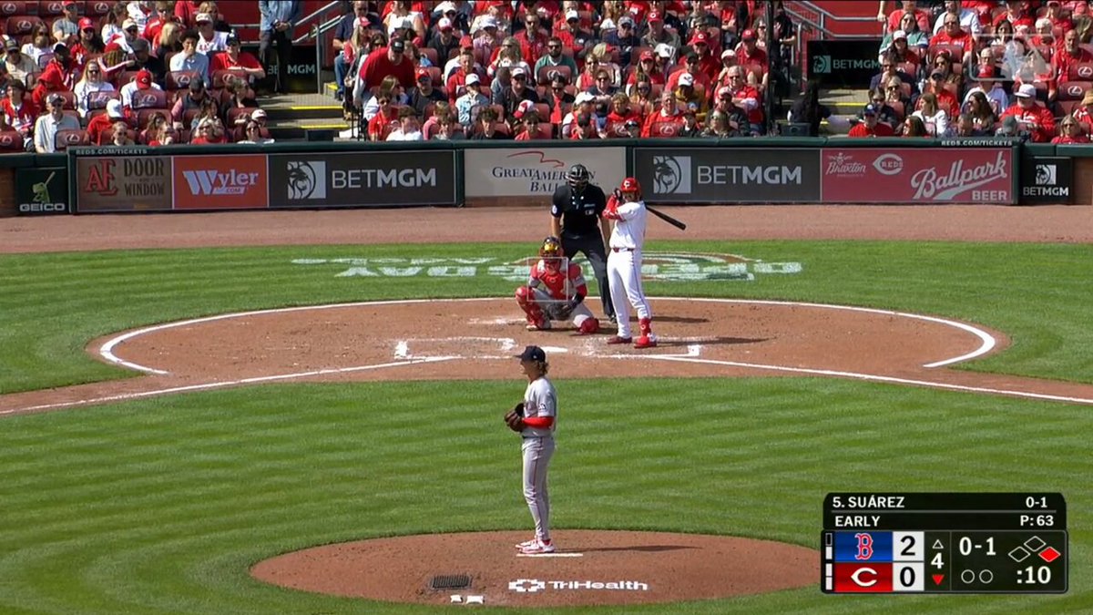 Eugenio Suarez juuuuuuuust missed his first home run of the season, but heads up base running by Sal Stewart puts a runner in scoring position. #Reds