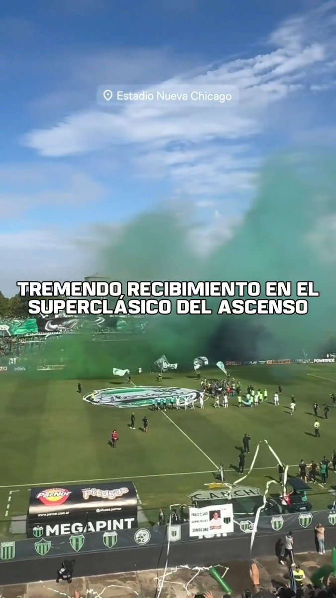 ¡ESPECTACULAR! Así recibió la gente de Nueva Chicago a su equipo en Mataderos en la previa del Superclásico del Ascenso ante All Boys por la fecha 7 de la #PrimeraNacional... 🔥 📹 Ig/valentin_turello