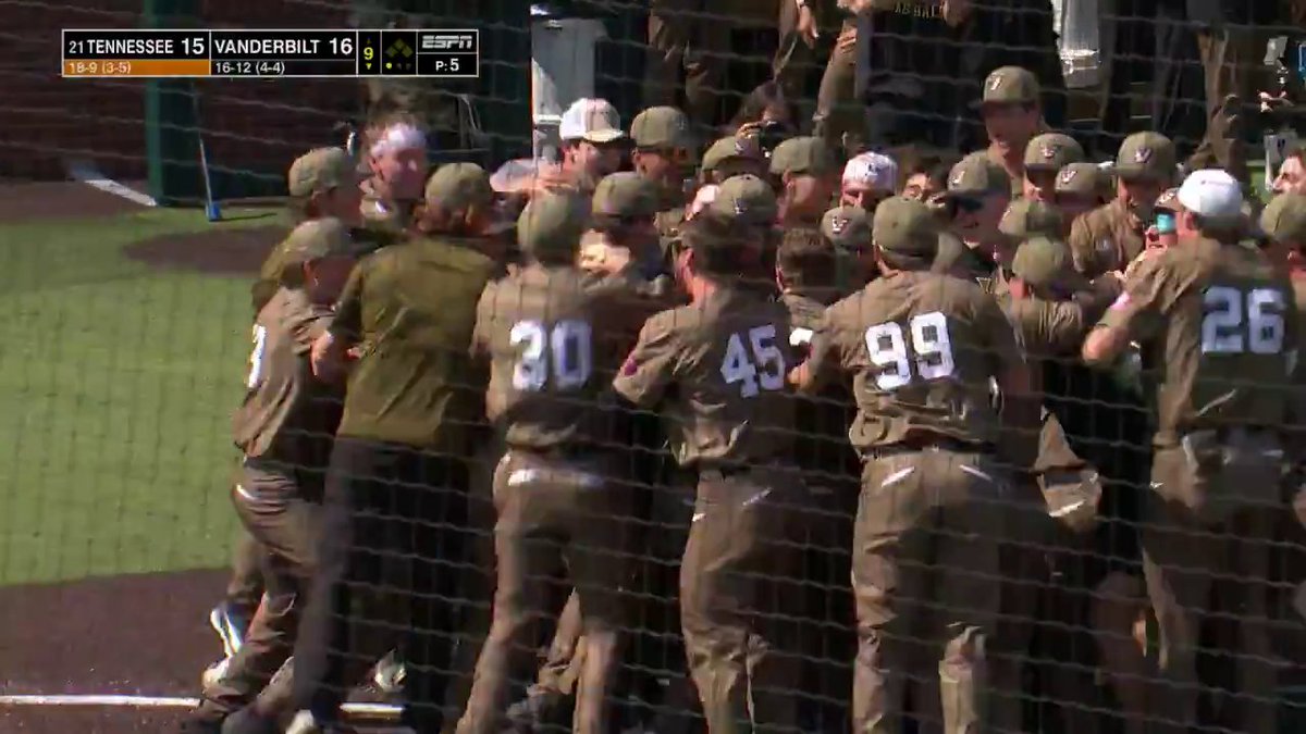 TOMMY GOODIN WALK-OFF SLAM 🤯 That’s THREE straight walk-offs for Vanderbilt… and a sweep of Tennessee.