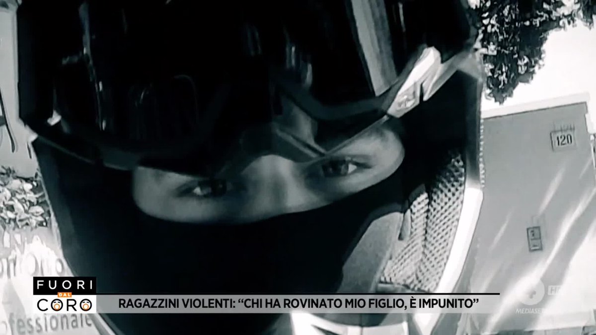 Abbiamo trovato il ragazzo romeno che ha aggredito Luca (15 anni) a #Roma, causandogli la rottura dell'osso dell'occhio destro e 47 punti in testa, oltre a 9 mesi a letto, 1 anno di scuola perso e un trauma psicologico incancellabile. Nessuna scusa da parte sua alla mamma di Luca