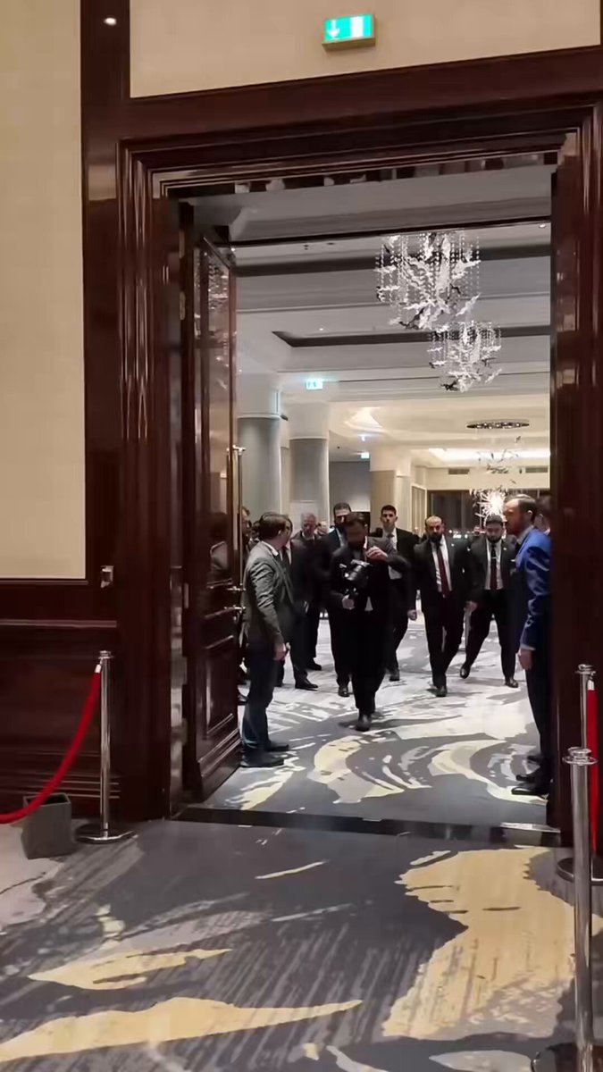لحظة وصول الرئيس أحمد الشرع برفقة وزير الخارجية أسعد حسن الشيباني للقاء أبناء الجالية السورية في العاصمة الألمانية برلين.