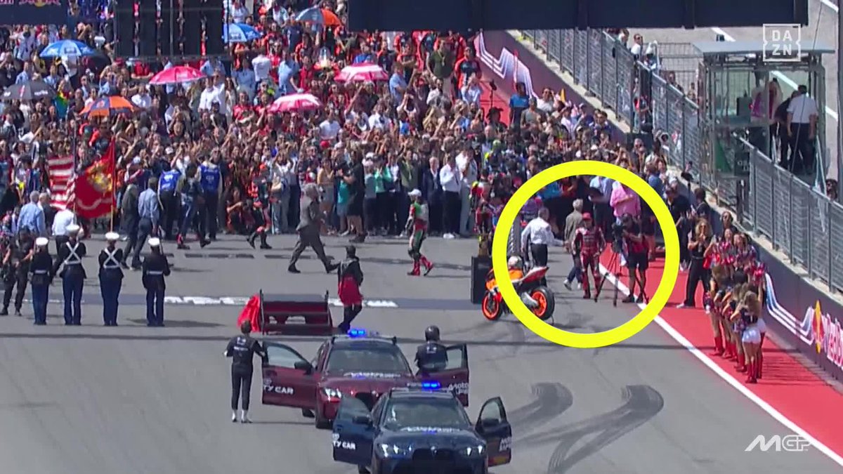 Marc Márquez tampoco olvida a Nicky Hayden ❤️ El beso a la Honda con la que se proclamó campeón del mundo en 2006 🥹 La imagen, al descubierto con Natacha Alfageme #CódigoMotoGP