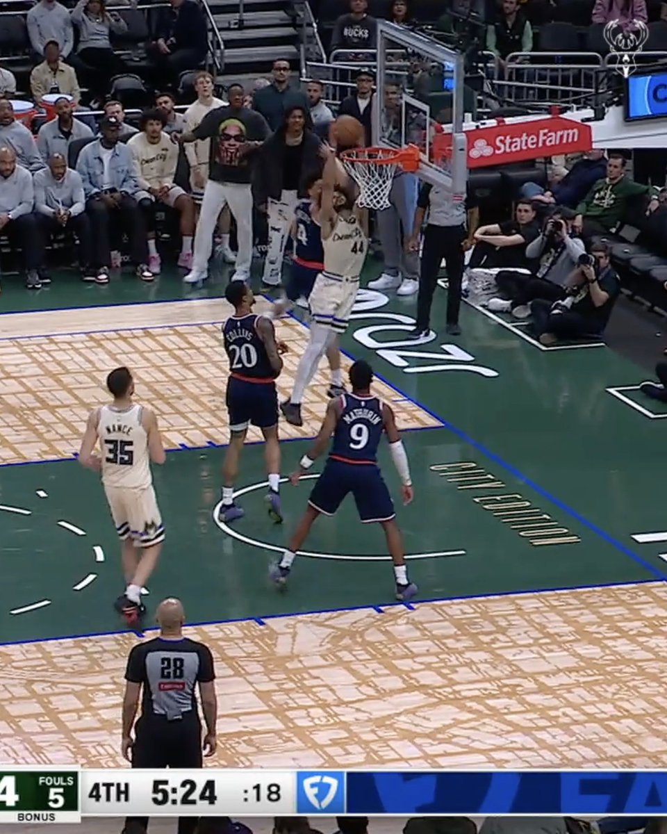 GT with quick hands leads to a huge Ajax dunk!
