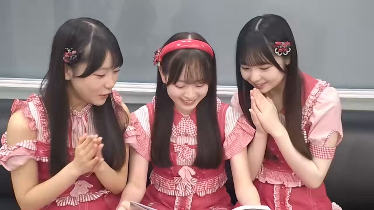 丸山ひなたちゃん丸山ひなた（AKB48 20期研究生） 近藤沙樹ちゃん近藤沙樹（AKB48 20期研究生） 大賀彩姫ちゃん大賀彩姫(AKB48 20期研究生) 写真集を見てもらいました🫣❤️‍🔥 #佐藤綺星 1st写真集『#天使の反射角度』発売中꒰ঌ👼🏻໒꒱ 🤍電子版 🩵Amazon 🤍セブン