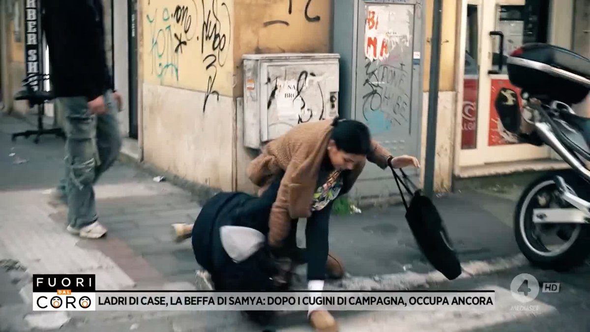 L'aggressione da parte di Samia, la tunisina che per 4 anni ha occupato abusivamente la casa di Ivano dei Cugini di Campagna a #Roma. Oggi ha lasciato la casa di Ivano ma ne ha occupato un'altra e noi siamo tornati a trovarla. Il servizio di Viviana D'Introno a #Fuoridalcoro