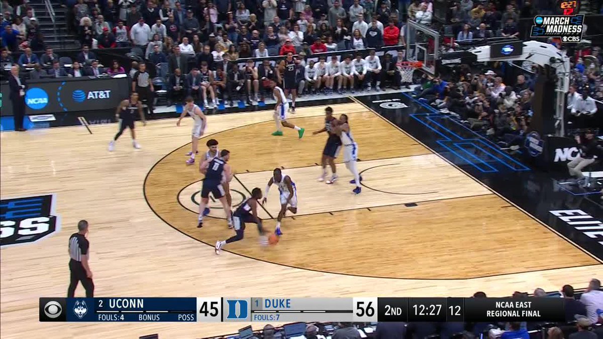 Reed finds a slashing Alex Karaban for the layup 😮‍💨 #MarchMadness UConn Men's Basketball
