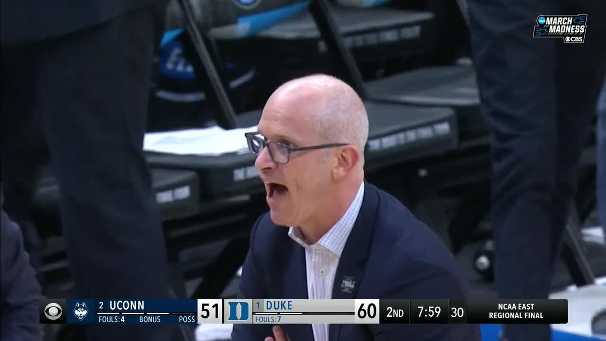 Dan Hurley could not believe this wasn't called a charge 😲