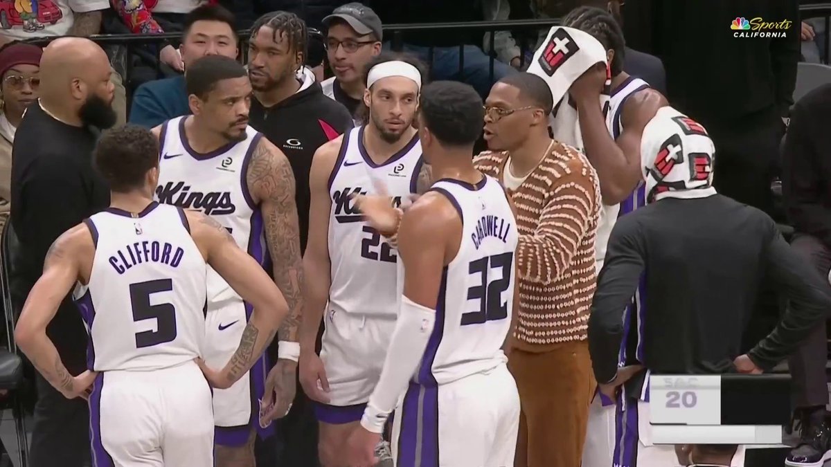 Look at Russell Westbrook the vampire coaching his teammates when they’re down bad, even though he’s out with injury 👀 Russ always been a real one 💯