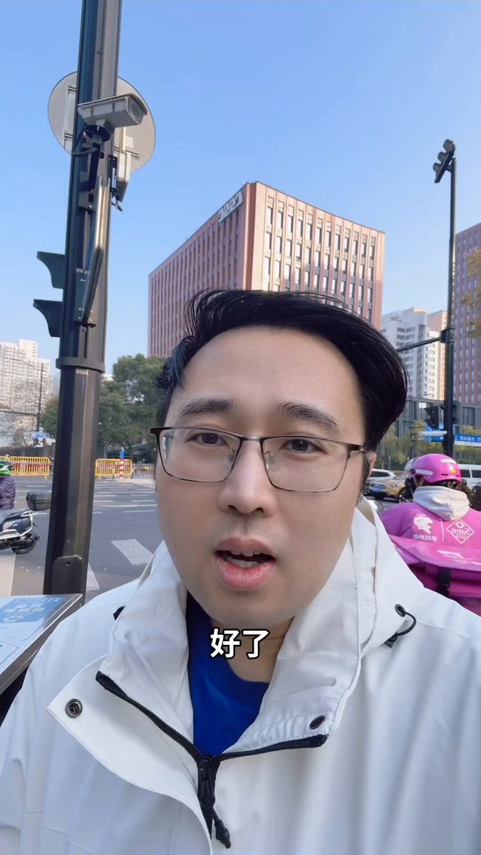 3月29日，一名男子称，上海黄浦区举办马拉松，封路口、封主干道、封隧道。上班族出行难，老人看病难，沿途商户关门歇业。 为了一场马拉松，半座城市陷入瘫痪，这叫弘扬体育精神？花大钱搞场面，搞排场，却不愿把钱花在老百姓的民生上。