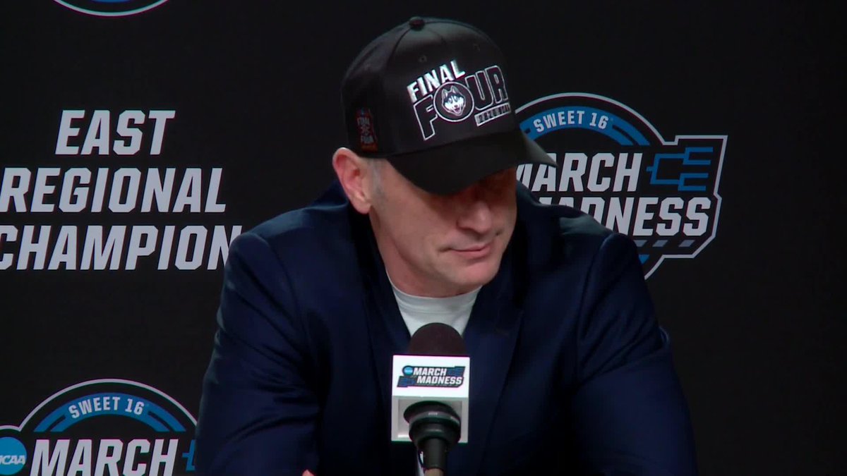 “I know you, I know your grandfather - the GOAT.” 🐐 Dan Hurley fields a question from Jim Calhoun’s grandson Sam. #MarchMadness UConn Men's Basketball