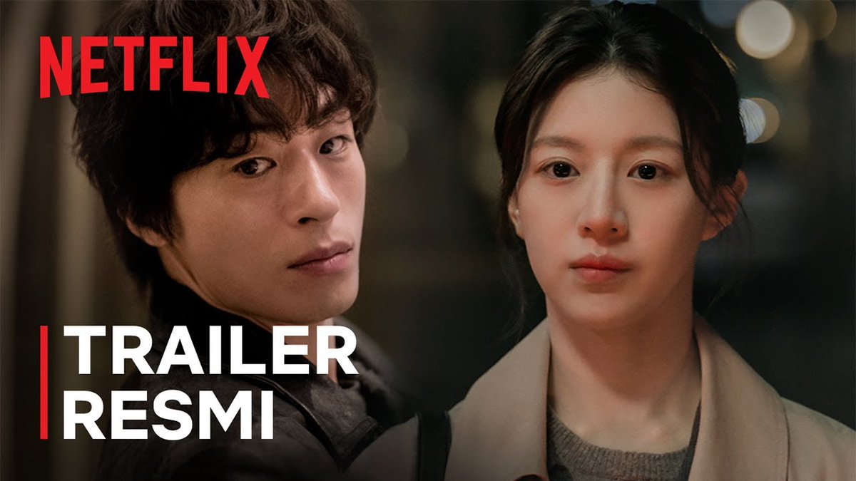 Wah, Go Youn-jung nunggu di rel kereta api lagi nih 👀 Tapi kali ini sama Koo Kyo-hwan! Tonton lika-liku mereka sebagai seorang sutradara & produser di drakor We Are All Trying Here tayang 18 April di Netflix.