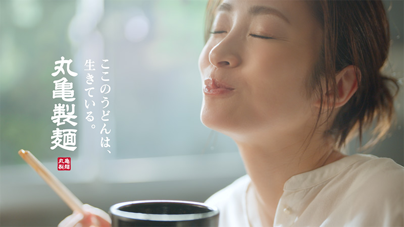 ／ 丸亀製麺のうどんは 打ち立て、茹でたて、生まれたて。 ＼ 北海道産小麦100％、塩、水のみを使い、すべての店で粉からうどんを打ち、その場で切って、茹でたてをご提供しています。 "生まれたてのおいしさ"をぜひお近くの店でお確かめください🥢