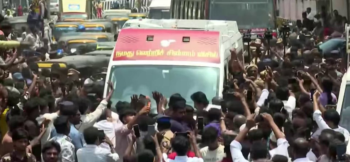 தேர்தல் ஆணையம் நேற்று; 100 பேருக்குதான் அனுமதி, சரி! ரோடு ஷோ பன்ன கூடாது, சரி! கரெக்ட் டைம் ஸ்பாட்டுக்கு வந்திரனும், சரி! வண்டி பின்னாடி போககூடாது, சரி! இன்று: தேர்தல் ஆணையம் 🤦‍♂️🤦‍♂️🤦‍♂️🤦‍♂️ எங்க இருந்துடா இவ்ளோ கூட்டம் வருது?😤😤😤 அதான் தலைவர் விஜய் 🔥🔥🔥🔥 #tvkfortn