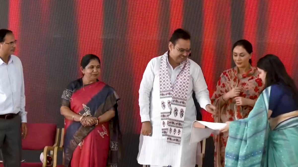 जमीनी स्तर पर स्वास्थ्य और शिक्षा की अलख जगाने वाली हमारी 1.22 लाख आंगनबाड़ी कार्यकर्ताओं को 2 सेट यूनिफॉर्म के लिए ₹1000 की राशि DBT के माध्यम से हस्तांतरित की।
