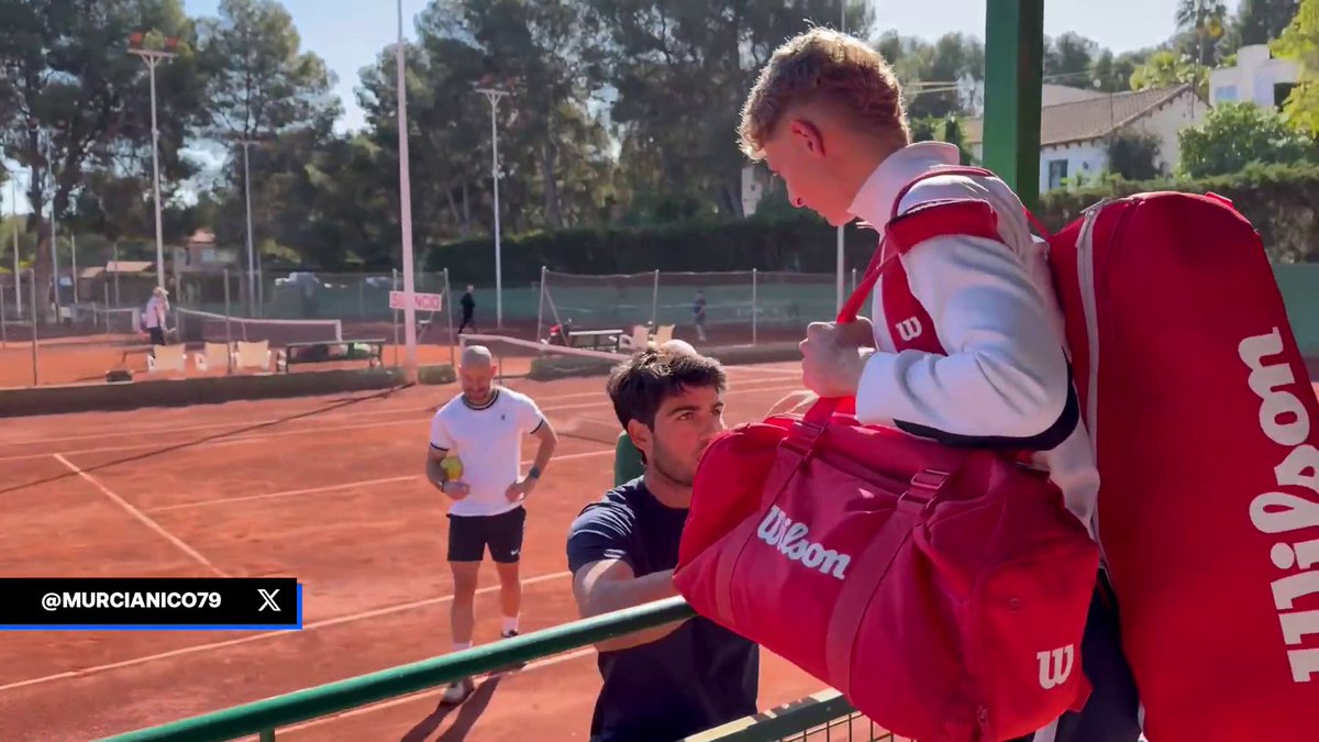 👀🧱 Carlitos tiene 𝐧𝐮𝐞𝐯𝐨 𝐬𝐨𝐜𝐢𝐨 en su carrera hacia la gira de tierra batida 🇪🇸 Martín Landaluce entrena en el @RealSociedadClubDeCampoMurcia tras el gran torneo de Miami del madrileño