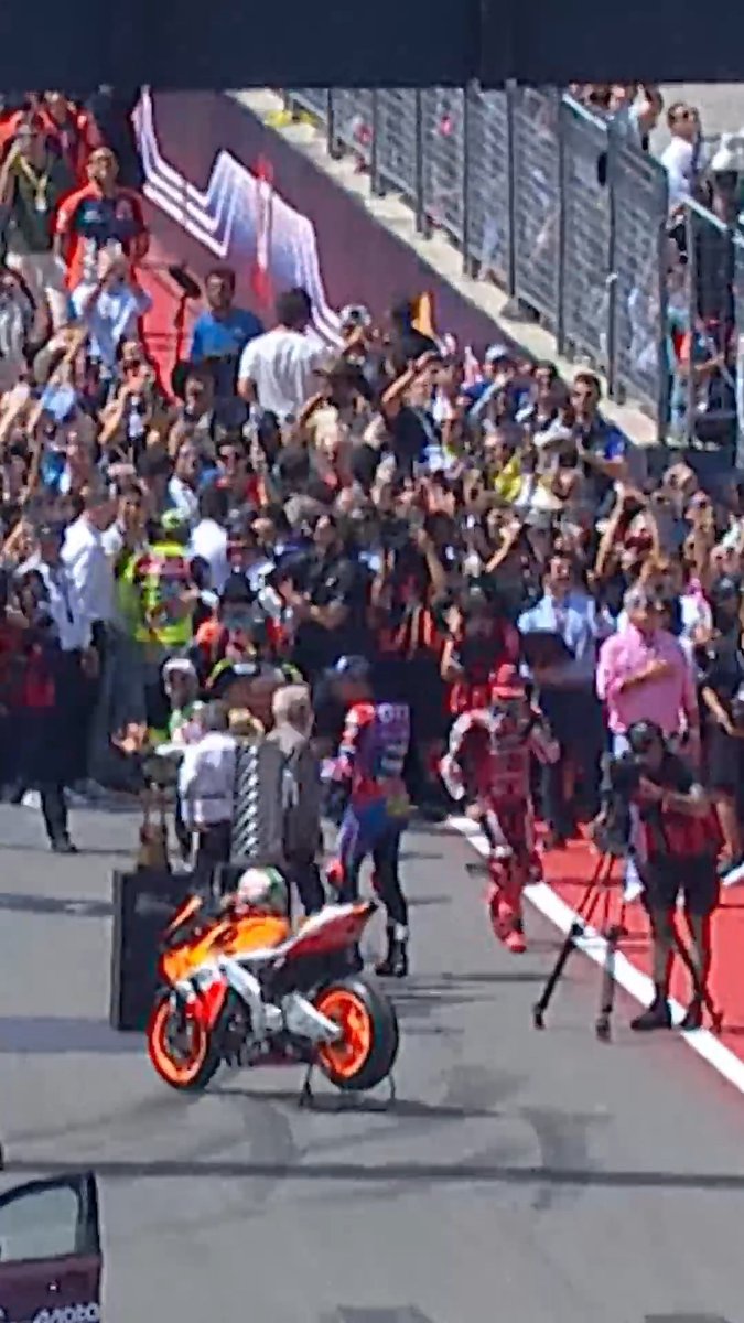 From one champion to another 🤝 At the end of the national anthem, Marc Marquez took a second to pay his respects to Nicky Hayden ♥ #MotoGP #USGP