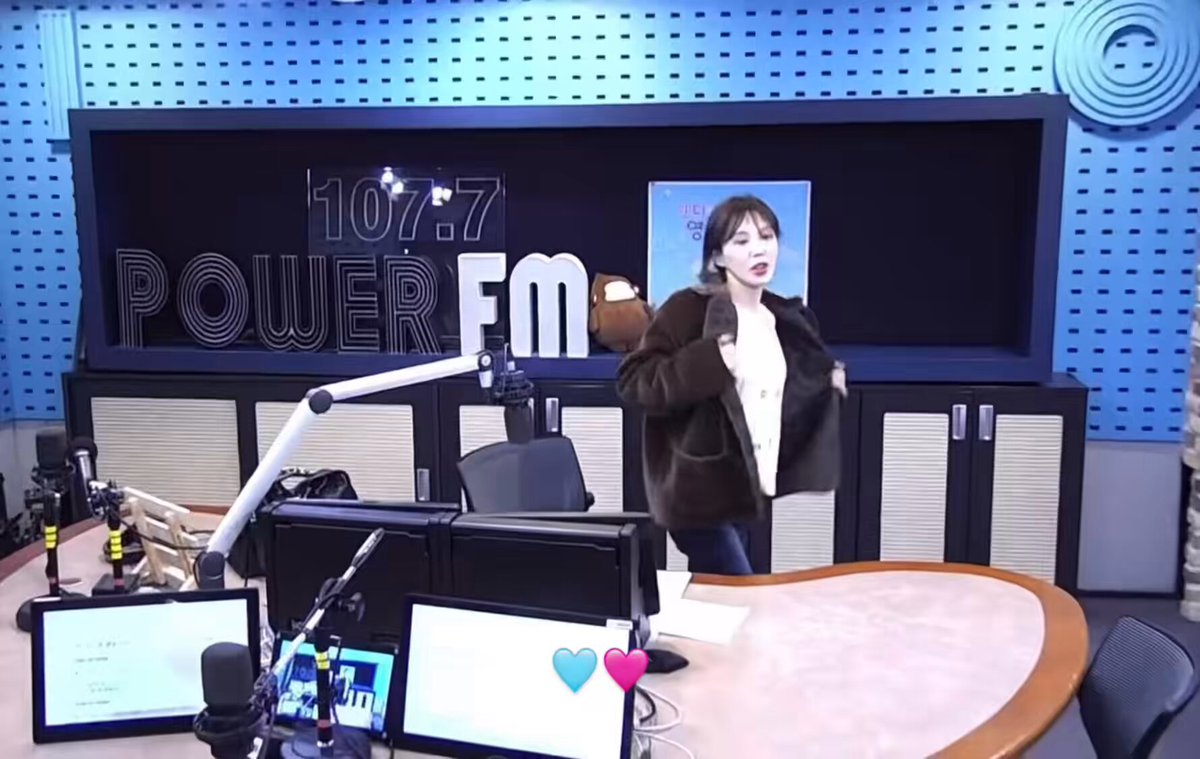 THE HUG OF THE CENTURY!! 🥰 the way wendy slightly took off her jacket just to hug irene 😆 i think its the 1st time i see a guest actually lingered at the DJ's seat while handing over the album (they usually go to the side at most) hahaha! and they're so clingy 🤩 🩵🩷