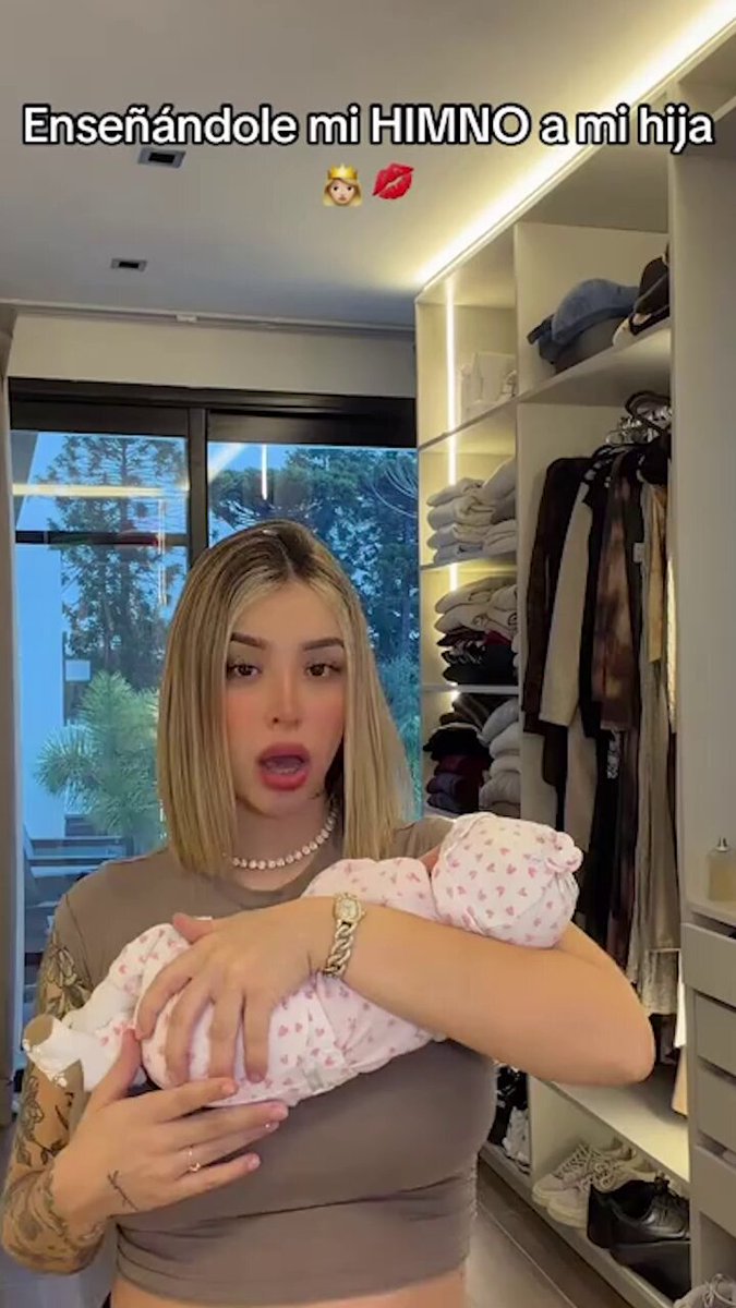 Albere le cantó un tema de Miss Bolivia a su hija.