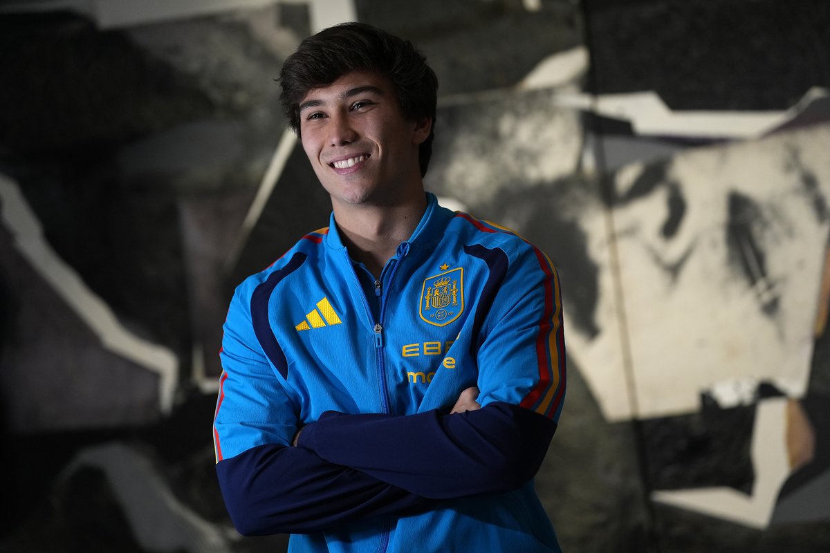 🎨 Gonzalo García, el arte del gol El máximo anotador de la #SUB21 sueña con un museo lleno de títulos y con conquistar el cielo con la camiseta de España. 🔗 #U21EURO | #NuestraBase