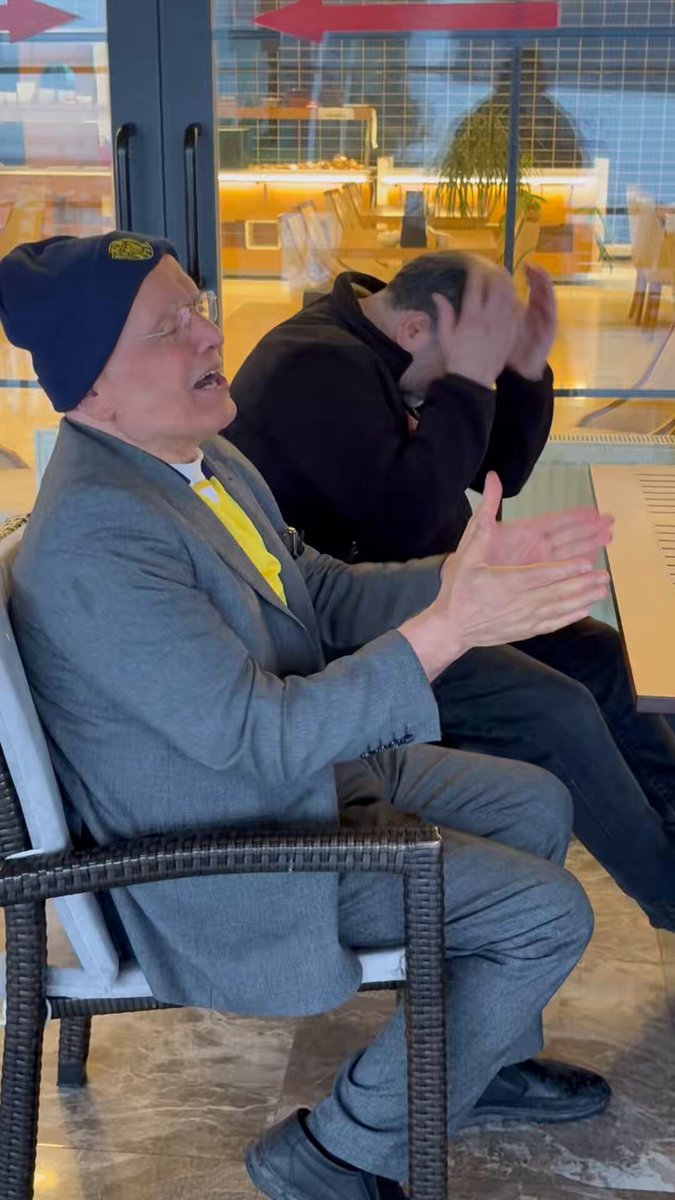 Selamı amca, Zarife anne… 80 yaşına rağmen, iç saha dış saha demeden, yıllardır bu armanın peşinden giden; yağmur çamur dinlemeyen, tribünde ilk günkü heyecanla sevinen, aynı içtenlikle üzülen bu güzel yürekler, Ankaragücü ruhunun en saf, en gerçek temsilidir. En zor günümüzde, düştüğümüz o sezonda, Trabzon deplasmanında yaşanan kalp krizi bile bu sevdayı eksiltmemiştir. Böylesine kıymetli iki çınarın, Selamı amcamızın ve Zarife annemizin, kulübümüz tarafından onurlandırılması; ömür boyu ücretsiz kombine ile bu sevdanın taçlandırılması sadece bir jest değil, aynı zamanda Ankaragücü’nün kendi değerlerine sahip çıktığının en güçlü göstergesi olacaktır. Çünkü bazı insanlar tribüne gitmez… Onlar tribünün kendisidir. MKE Ankaragücü İlhami Alparslan İhsan Çakır