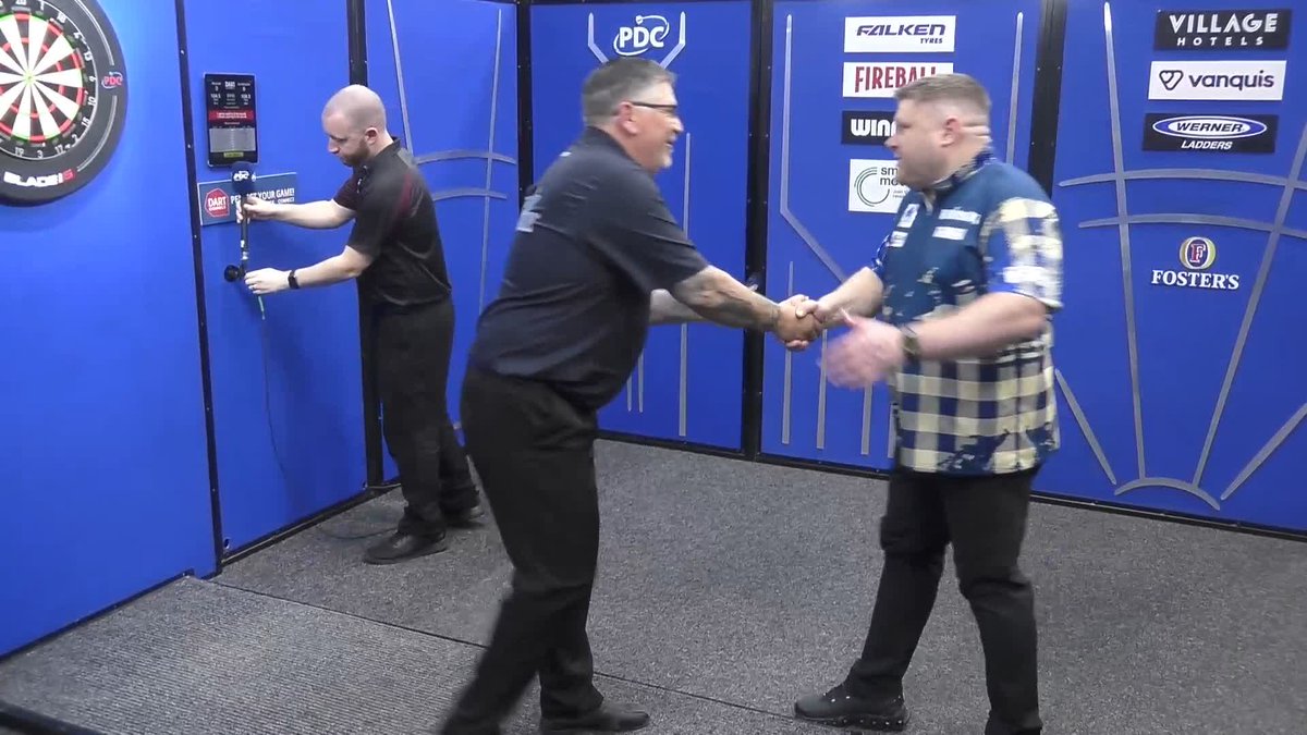 VINTAGE ANDO! 🚂 Gary Anderson is on the charge in Leicester! The Flying Scotsman (108.33) produces his third 100+ average of the day, defeating James Hurrell in a high quality contest between the pair! 📺 #PC7