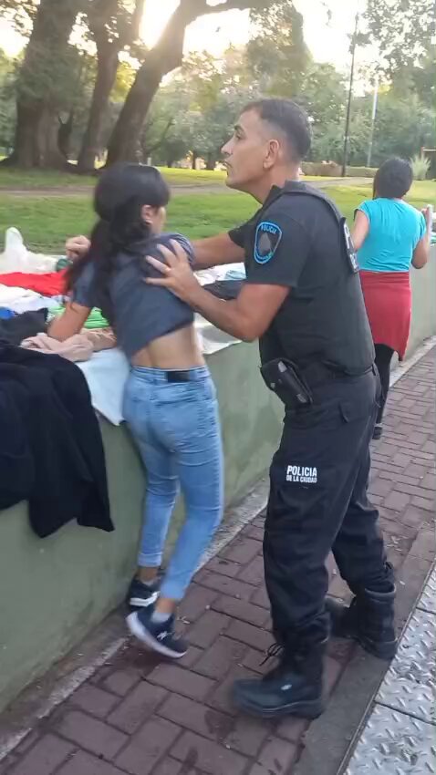 Domingo 29 de marzo, Parque Avellaneda Así es el accionar de las fuerzas policiales en la Ciudad de Buenos Aires con las mujeres más vulnerables, violando a plena luz del día todos sus derechos. NUESTRO TOTAL REPUDIO