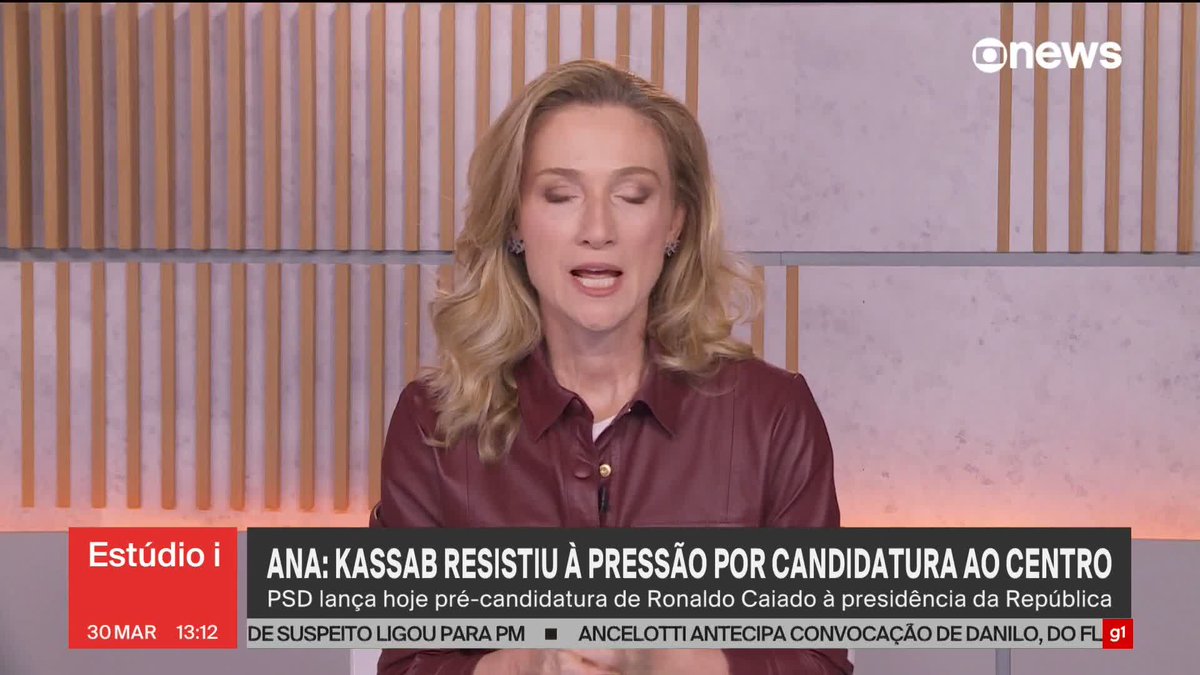 . Ana Flor comenta a escolha do PSD para lançar a candidatura de Ronaldo Caiado e não a de Eduardo Leite: "A visão do partido era que Caiado poderia chegar mais rapidamente num nível que pudesses ser considerado um candidato viável. Eduardo Leite era visto, até dentro do partido, como alguém (...) que demoraria um pouco para ser mais conhecido." A jornalista também questiona como será o programa político de Caiado frente a candidatura de Flávio Bolsonaro. Ambos são políticos da direita e o filho do ex-presidente tem maior expressão de apoiadores. Para ganhar tração na campanha qual poderá ser estratégia do candidato pelo PSD? "Caiado vai tentar roubar candidatos de Flávio? Vai ter que atacar Flávio? Ou a sua plataforma será atacar o PT, Lula? E aí ficar na direita e como ficaria num caso de segundo turno?" ➡ Assista: #GloboNews #Estudioi #PSD #eleiçõesglobonews