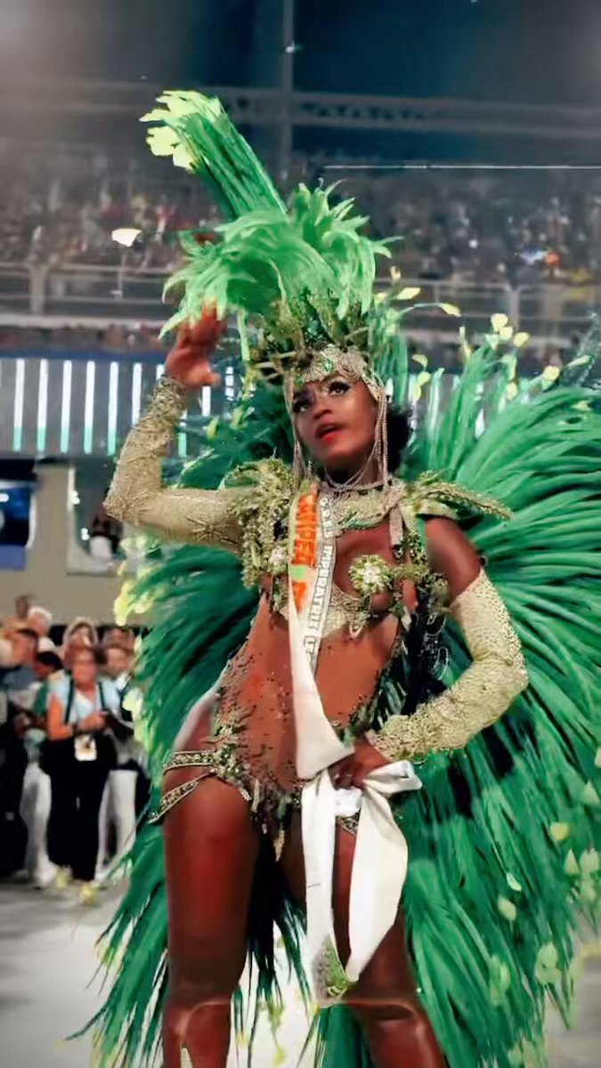 rainha se faz em casa! ✨ mais uma vez na torcida pela nossa deusa leopoldinense, Carmem Mondego 💚 realiza esse sonho, minha escola 🙏🏾