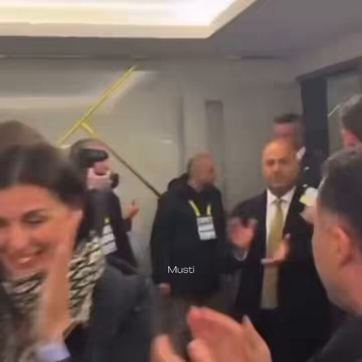 🚨 Sercan Hamzaoğlu: Fenerbahçe, Passolig ile görüşürken Galatasaray 5 yıl 230 ml TL’lik anlaşma yaptı. Fenerbahçe’ye Passolig’in ilk teklifi 5 yıl 250 ml TL. Sadettin Saran bu rakamı 600 ml TL’ye çıkardı. Fenerbahçe, 2.5-3 kat gelir artışı sağladı.