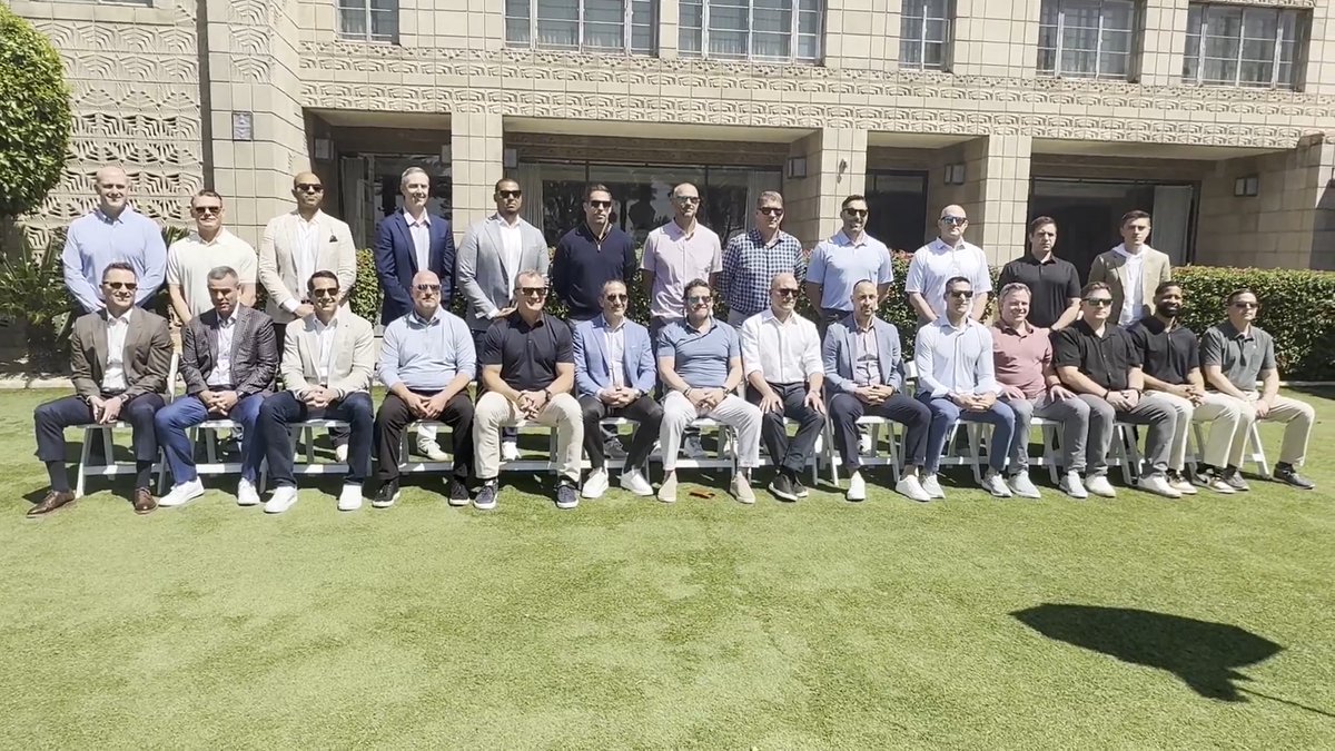 Here is my quick video of the #NFL GMs taking their class photo at the Owners Meetings. Only 26 of 32 were on time for the picture when it was initially taken. Ha. Can you spot who all is missing?