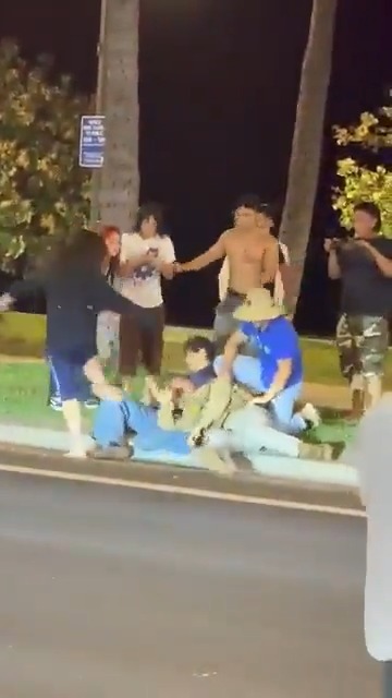 "Mostly peaceful" #NoKings "protesters" in Honolulu beat a reported counter protester dressed as an ICE agent. At one point he appears to be unconscious and they continue to beat him until he appears to regain consciousness. Protest accordingly.... #CityLife #honolulu #hawaii #aloha #urban #FailedState #urban #democrats