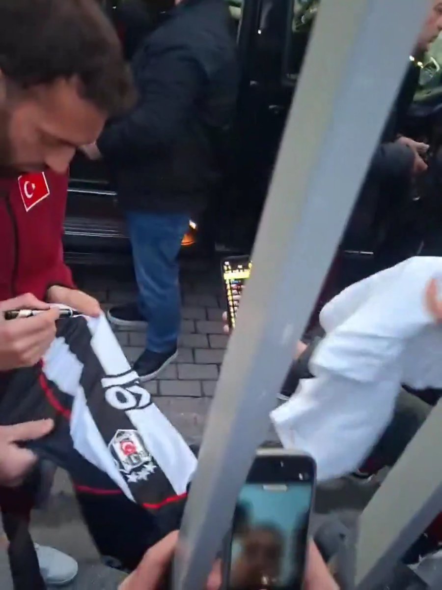 Hakan Çalhanoğlu'na Beşiktaş forması uzatan taraftarın paylaşımı "Hakan Çalhanoğlu formamı imzaladı. Bu da kanıtı."