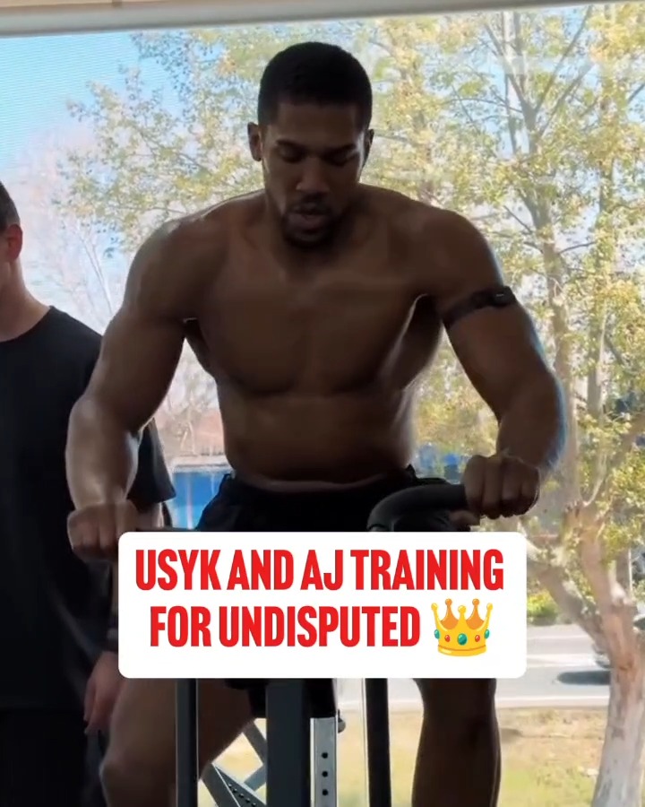 Oleksandr Usyk and Anthony Joshua working in the lab 💪 🔥 Usyk has previously stated his goal is to help 'AJ' become undisputed champion in 2027 👑