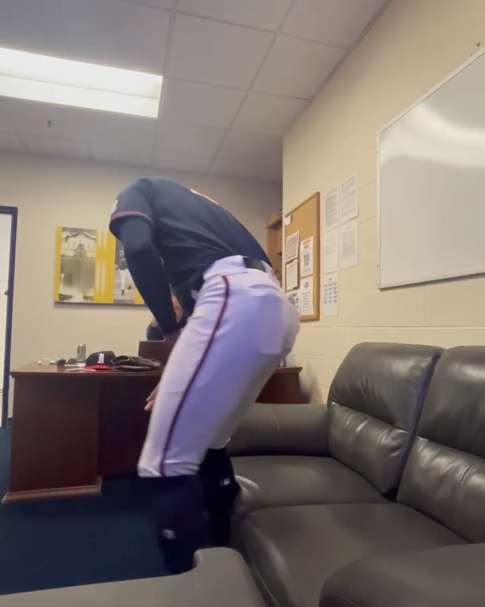 Momento donde el venezolano José Fernández recibe la noticia en AAA que recibió el llamado a las grandes ligas.