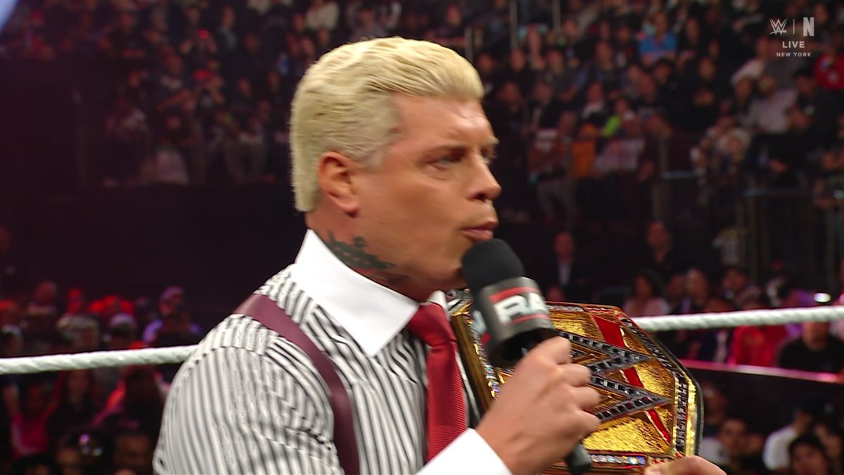 RAWの冒頭でステファニー・マクマホンがひさしぶりにリングイン。コーディ・ローデスとマイクで言い合いになりましたが、「父親の話をするなら、おまえだって自分の父親と同じじゃないだろ」と性的加害疑惑以降アンタッチャブル化していたビンス・マクマホンに言及!