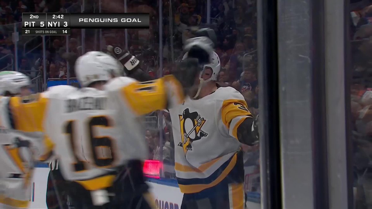 8 goals in the second period... WHAT IS GOING ON ON LONG ISLAND!!!! 😭🚨