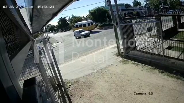 Acá podemos ver a un fiel seguidor de la rebelión del contribuyente de Sebastian Da Silva atropellando salvajemente a un adolescente. Debía 800 mil pesos en multa, pero dice Da Silva que tiene que poder pagar la patente sin pagar las multas y no pagar sus multas por radares. Un crack..
