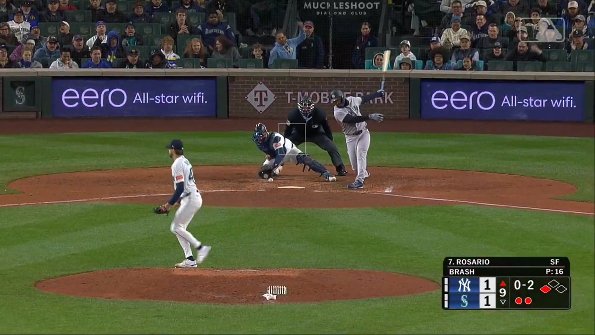 Matt Brash breaks out a filthy slider to strand the runner at 3rd 😮‍💨
