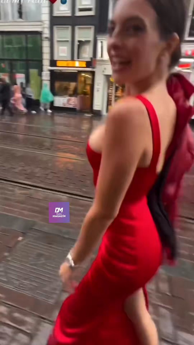 Melis Sezen, kırmızı elbisesiyle sokakları adeta podyuma çevirdi.