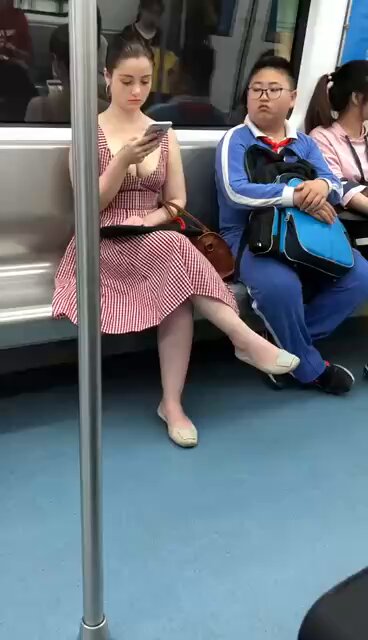地铁上的尴尬瞬间，小朋友的表情已经出卖了一切 当外国小姐姐坐地铁，旁边小学生的反应太真实了