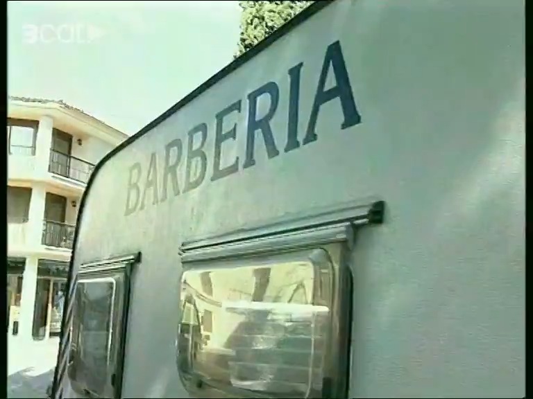 El 1997, la Margalida Solivellas ens presentava en Joan Pinya, un barber ambulant que recorria els pobles de l’interior de Mallorca amb la seva barberia dins una caravana. Una petita joia del "Telenotícies migdia" del 9 de març del 1997