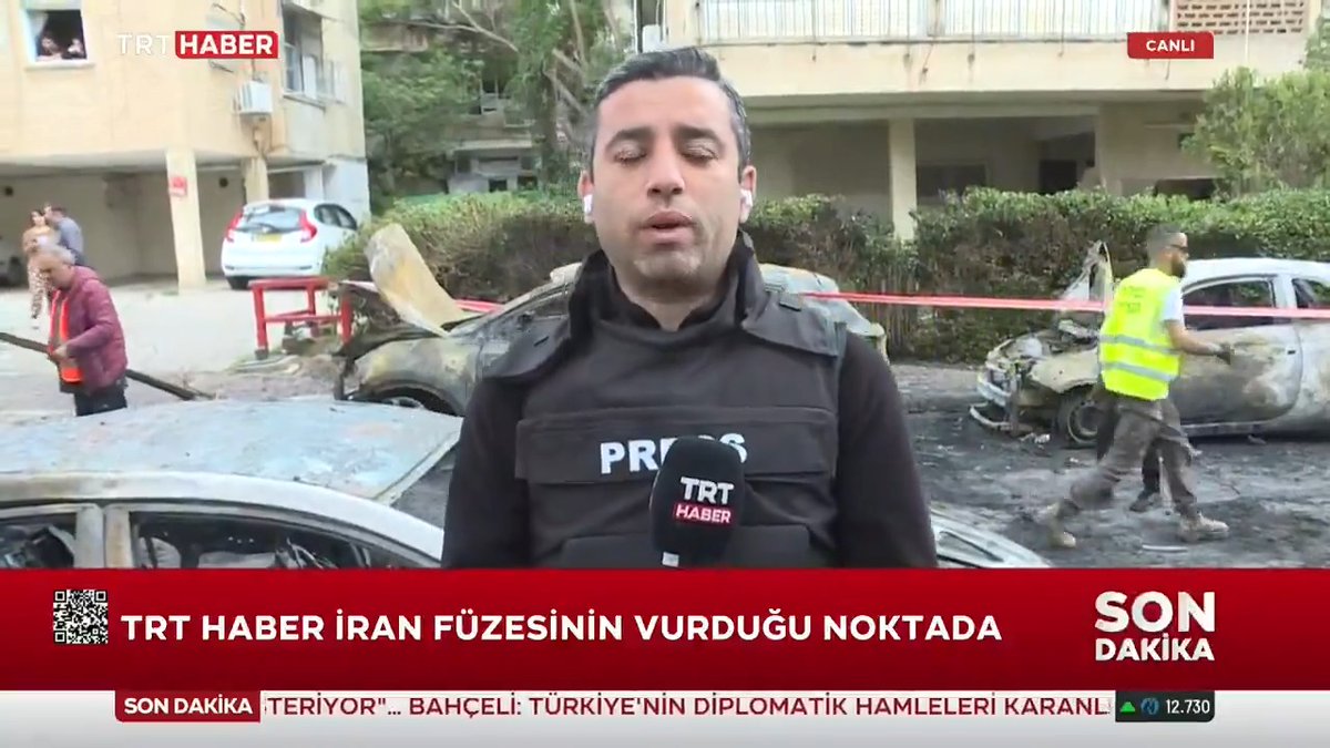 İran'ın İsrail'e düzenlediği misilleme saldırısında çok sayıda araç hurdaya döndü. TRT Haber ekibi, Bnei Brak'ta sokakların son durumunu görüntüledi.