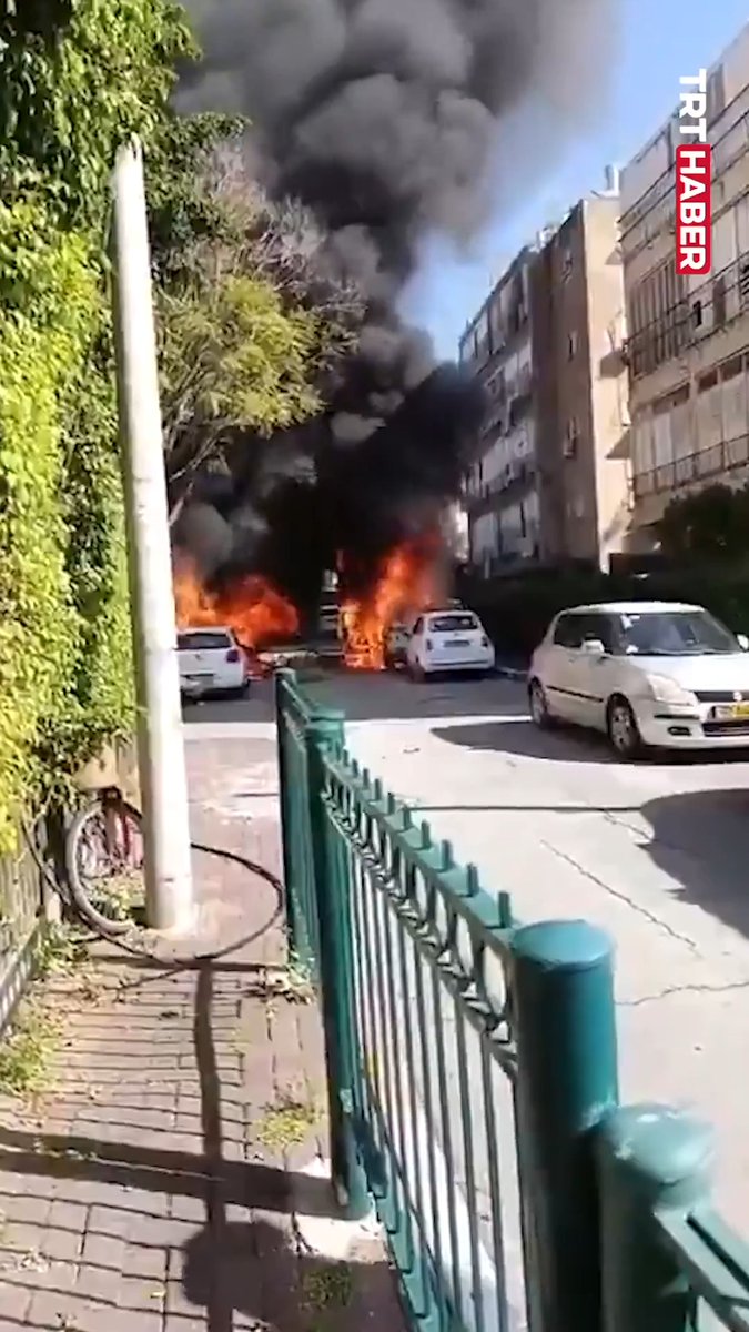 İran'ın misilleme füzeleri Tel Aviv ve çevresini vurdu.